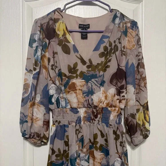 Chic Floral Midi Dress with V-Neck - Picture 3 of 12